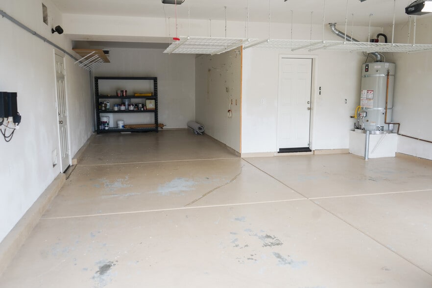 3-car garage (tandem) - 1882 Shadetree Dr