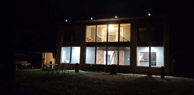 Building Photo - 4 bedroom house, Van Buren