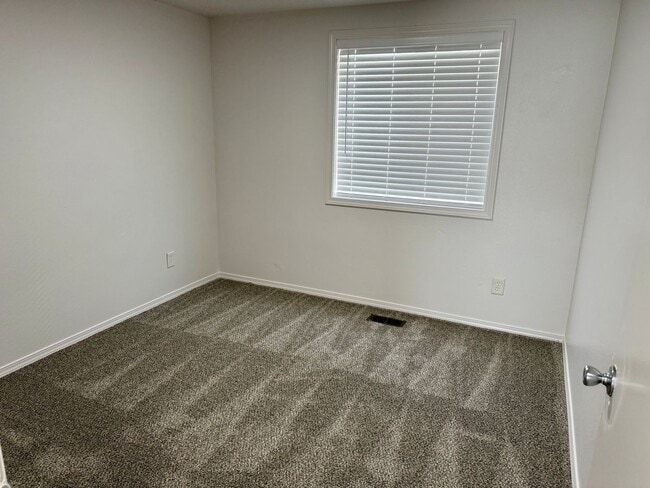 Building Photo - Montavilla 2 bedroom with garage