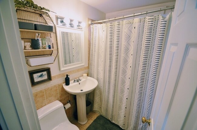 Building Photo - 103 Welles Ave