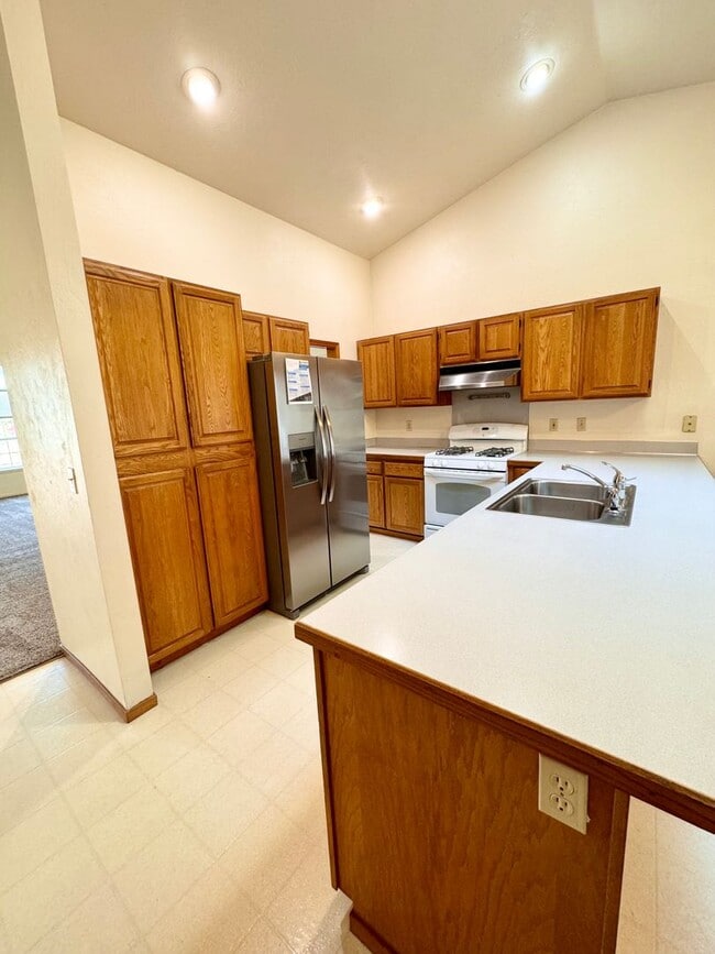 Building Photo - Gorgeous 3 Bed 2 Bath Home Near Shopping and Schools!