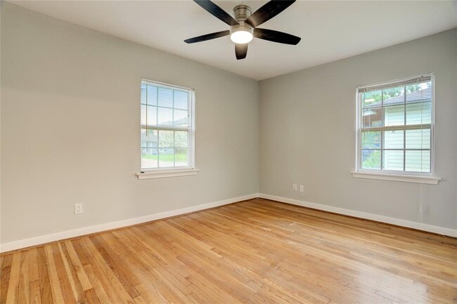 Building Photo - 6807 Schiller St