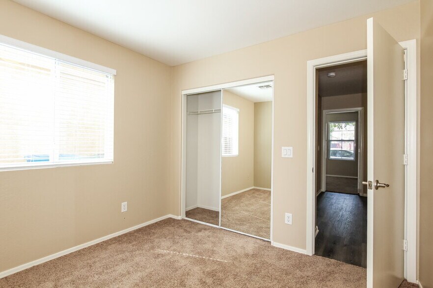 Building Photo - 5143 W Albeniz Pl