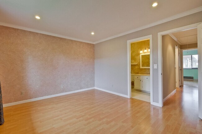 Building Photo - Popular Woodside Commons at Its Finest.