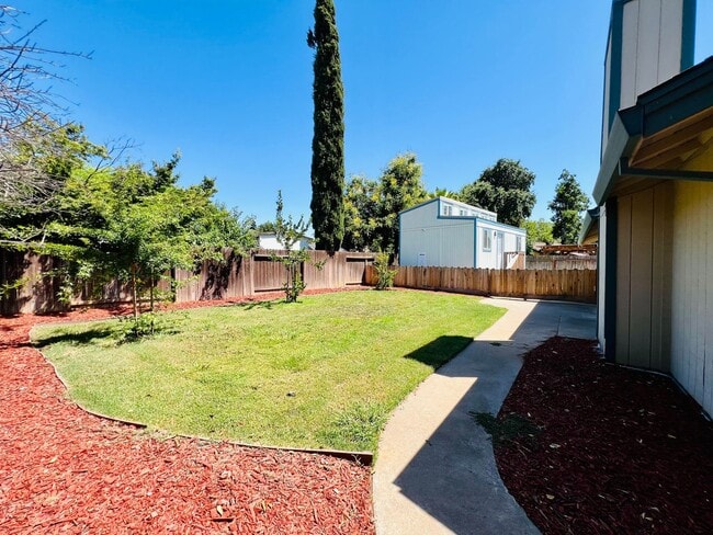 Building Photo - Charming 3 bed/2 bath with detached unit 1...