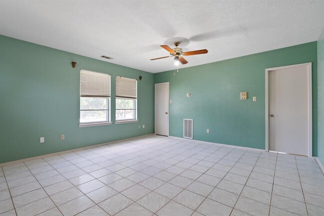 Building Photo - 606 Pinebrook Ln