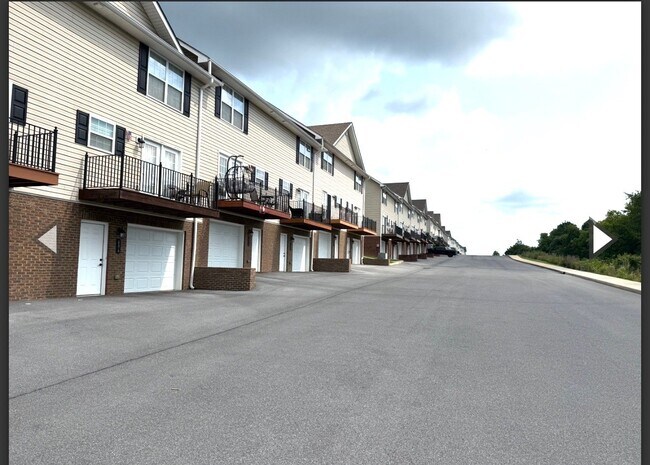 Building Photo - 704 Grays Pointe Ct