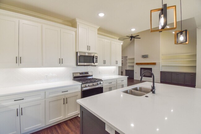 Building Photo - AVAILABLE NOW! Stunning 4 Bedroom 2 Bath i...