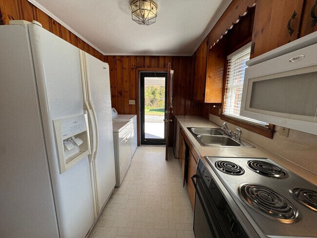 Building Photo - Available to Show