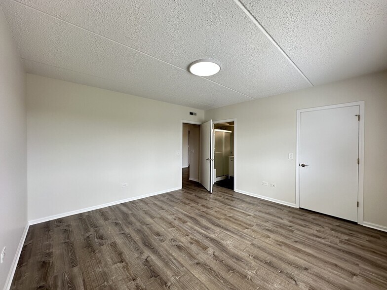 Building Photo - 5555 N Cumberland Ave