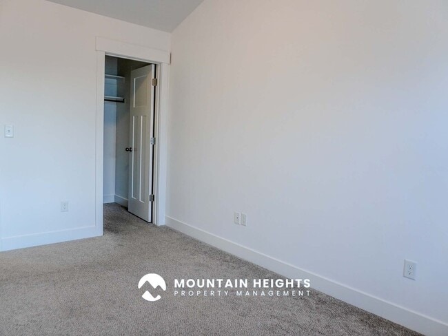 Building Photo - 824 Newfield Dr