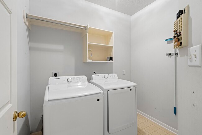 Building Photo - 2123 Mossy Trail Dr