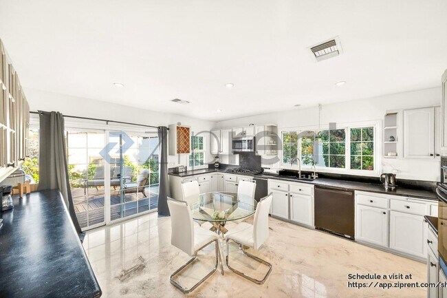 Building Photo - 138 N Hamel Dr