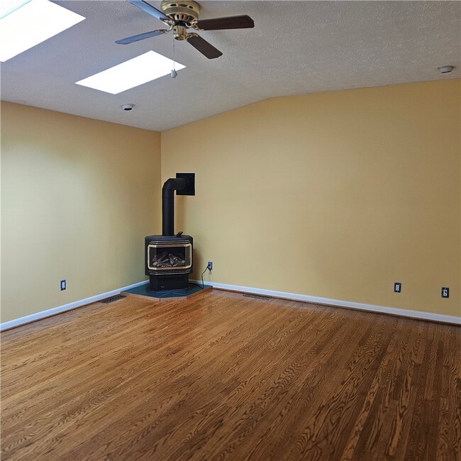 Building Photo - 50 Greenview Dr