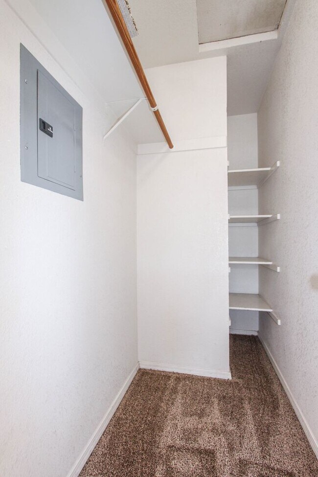 Building Photo - 8100 E Lakeshore Dr