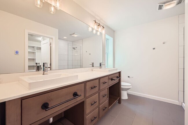 Building Photo - Newly Remodeled 3Bed/3Bath Home in the Hea...