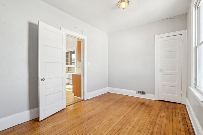 Building Photo - 2 bed 1 bath apartment newly remodeled, lo...