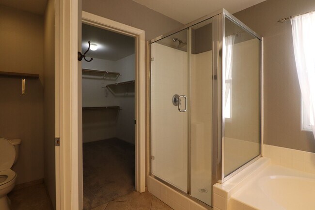 Building Photo - Four Bedroom in Arborwalk