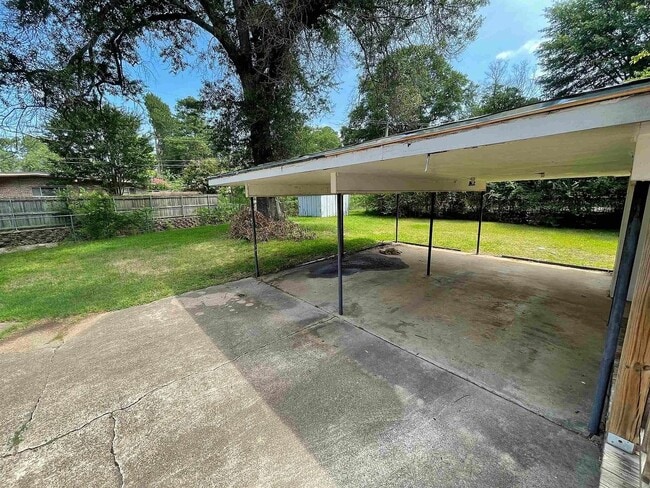 Building Photo - Coming Soon!!! 3 beds, 2 baths, 2 living a...