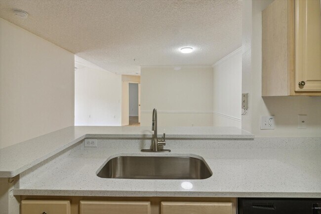 Building Photo - 1999 Summer Club Dr