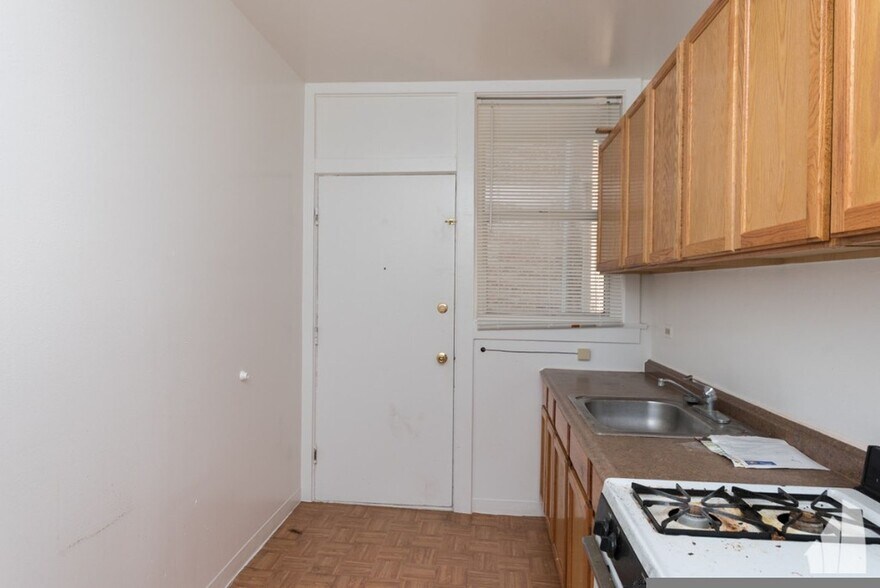 Building Photo - 5665 N Ridge Ave