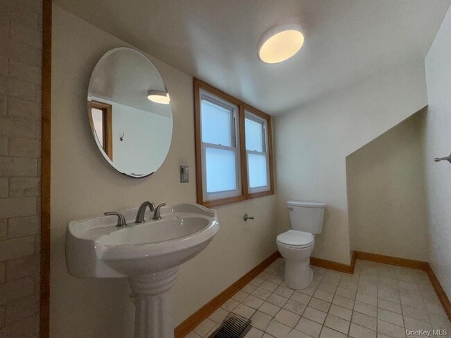 Building Photo - 16 Lake Ave