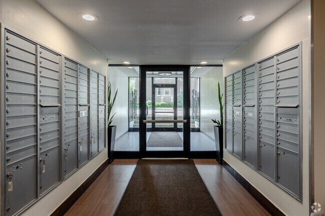 Building Lobby / Mailboxes - 536 W. Addison