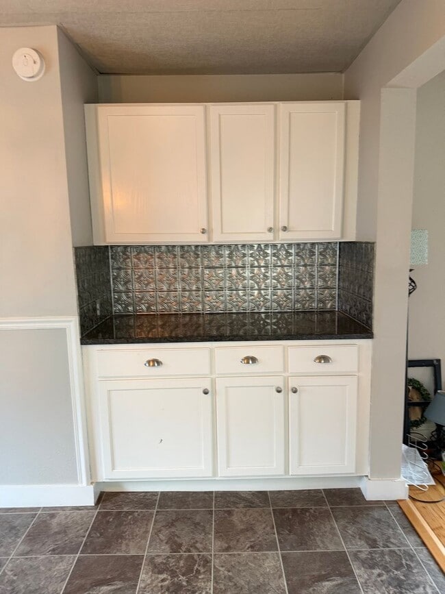 Building Photo - 5 bedroom house next to park