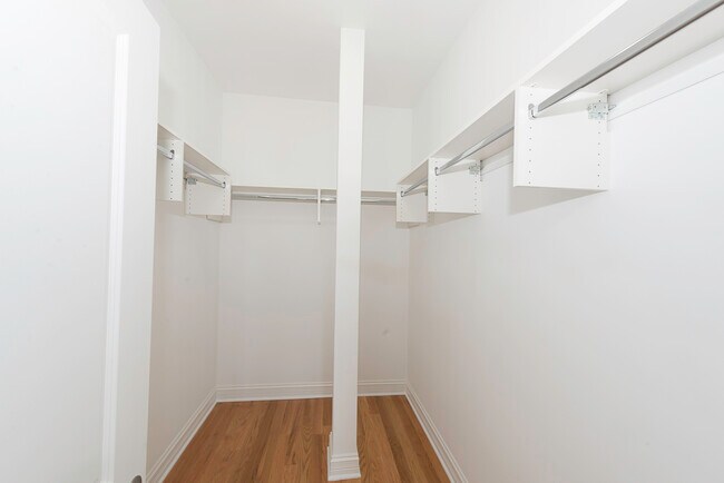 Building Photo - 520 N Western Ave