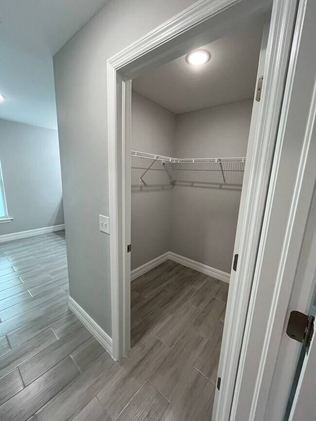 Building Photo - MUST SEE-CUSTOM BUILT-LARGE NEWER CONSTRUT...