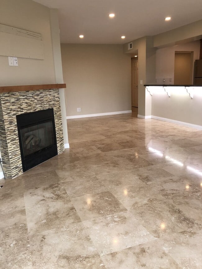 Building Photo - Spacious 3 + 2 Ocean View Condo - Prime Corner Location.