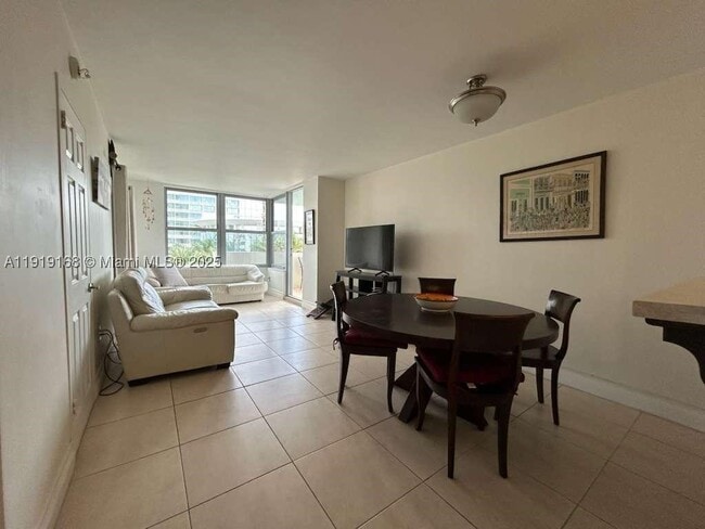 Building Photo - 2899 Collins Ave