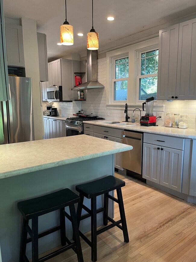 Building Photo - 4732 Harriet Ave