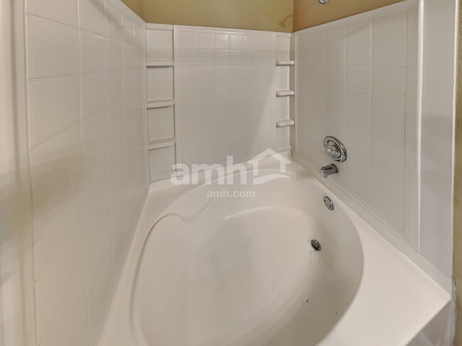 Building Photo - 149 Ashwood N