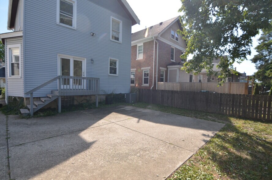 Building Photo - 2748 Markbreit Ave