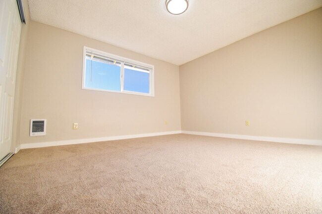 Building Photo - Newly Updated Single Level 2 Bedroom Apt in SE Portland!