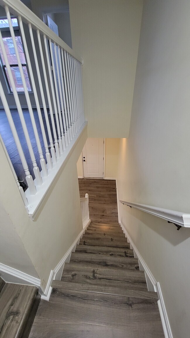 Building Photo - 18 S High St