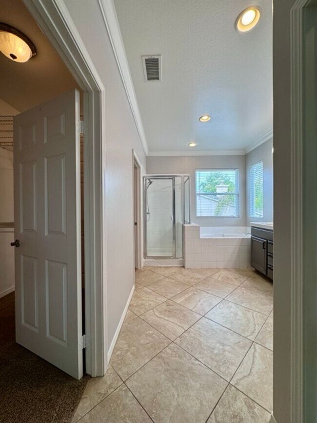 Building Photo - Discover this beautifully upgraded 5 bedro...