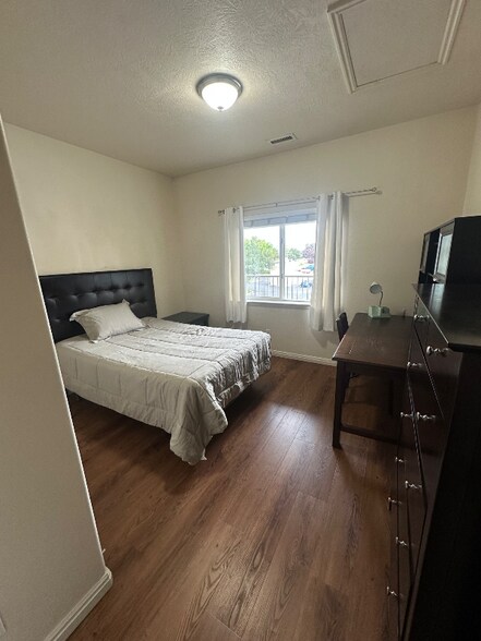 Building Photo - 1931 N Canyon Rd