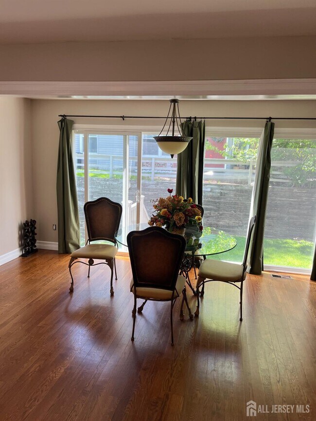 Building Photo - 511 Chanticleer