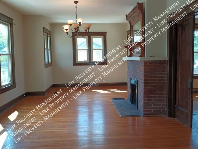 Building Photo - Beautiful & Spacious 4 Bedroom 2 Full Bath...