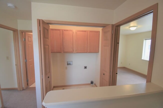 Building Photo - Centrally Located 3b 1.5ba Townhouse with attached Garage and Patio!