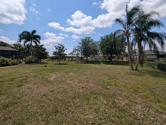 Building Photo - 554 SW Lakehurst Dr
