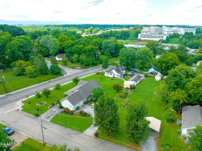 Building Photo - Maryville 37804 - 3 bedroom 2.5 bath - call Adam Sharp 865-254-0980