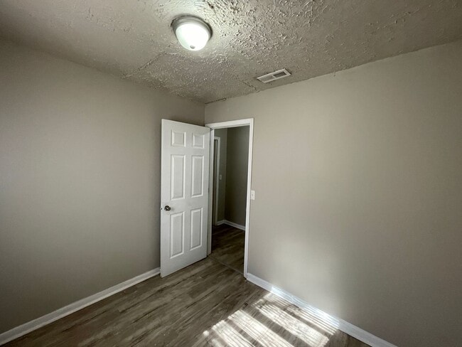 Building Photo - 705 Live Oak St
