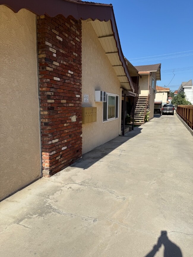Building Photo - 307 N Curtis Ave