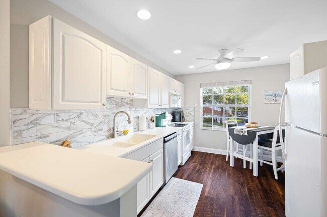 Building Photo - BEAUTIFUL COACH HOME AT WINDSOR PLACE IN B...