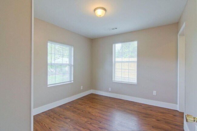 Building Photo - Knoxville 37917 - 2 bedroom, 1 bath home -...