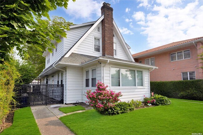 Building Photo - 20 Point Crescent