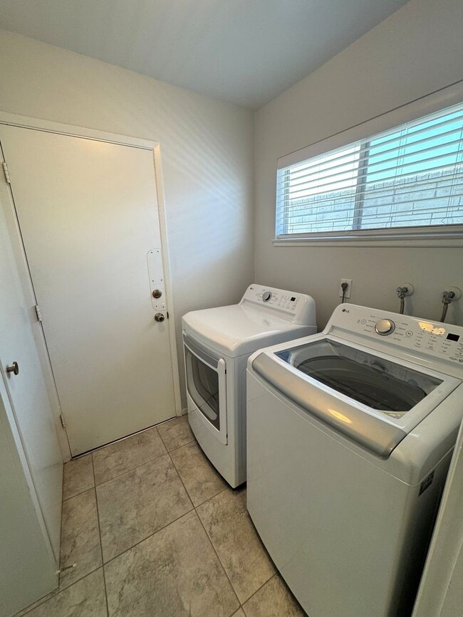 Building Photo - Spacious East Ventura 4 Bedroom Home – Sin...